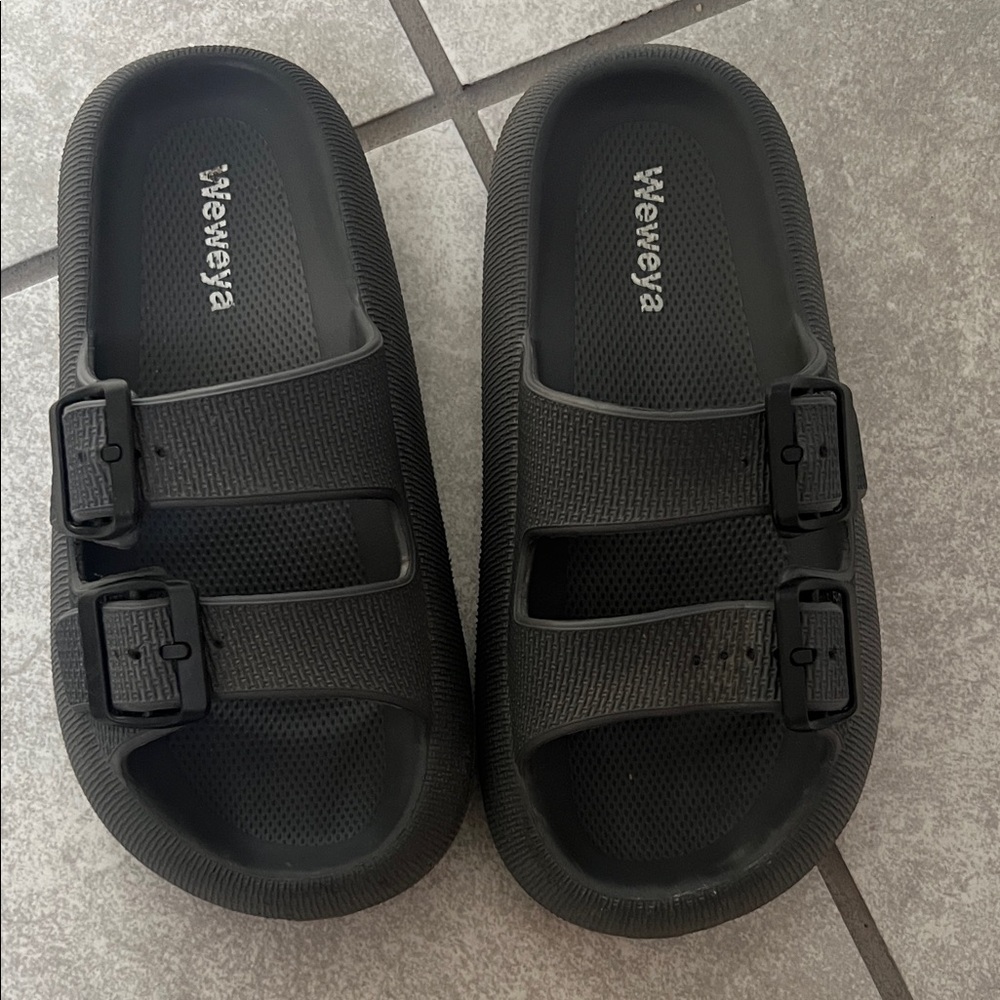 Weweya Black Slide Sandals